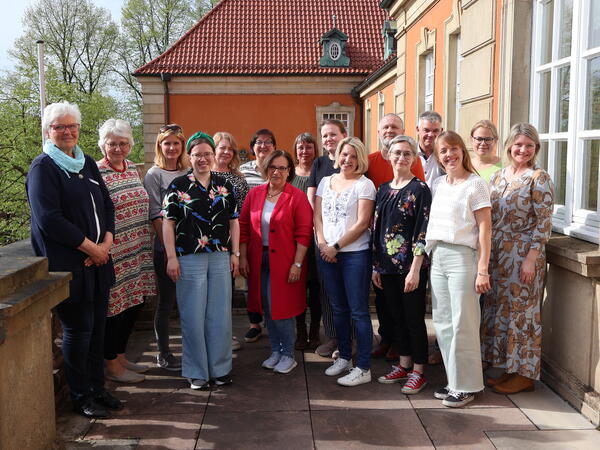 Die Kreisprsidentin mit den deutschen und finnischen Lehrinnen und Lehrern